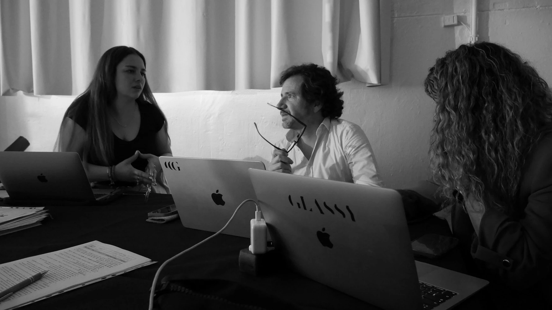 Equipo de Glassy Films en la mesa de producción, con portátiles, durante un rodaje de Tasty Studio