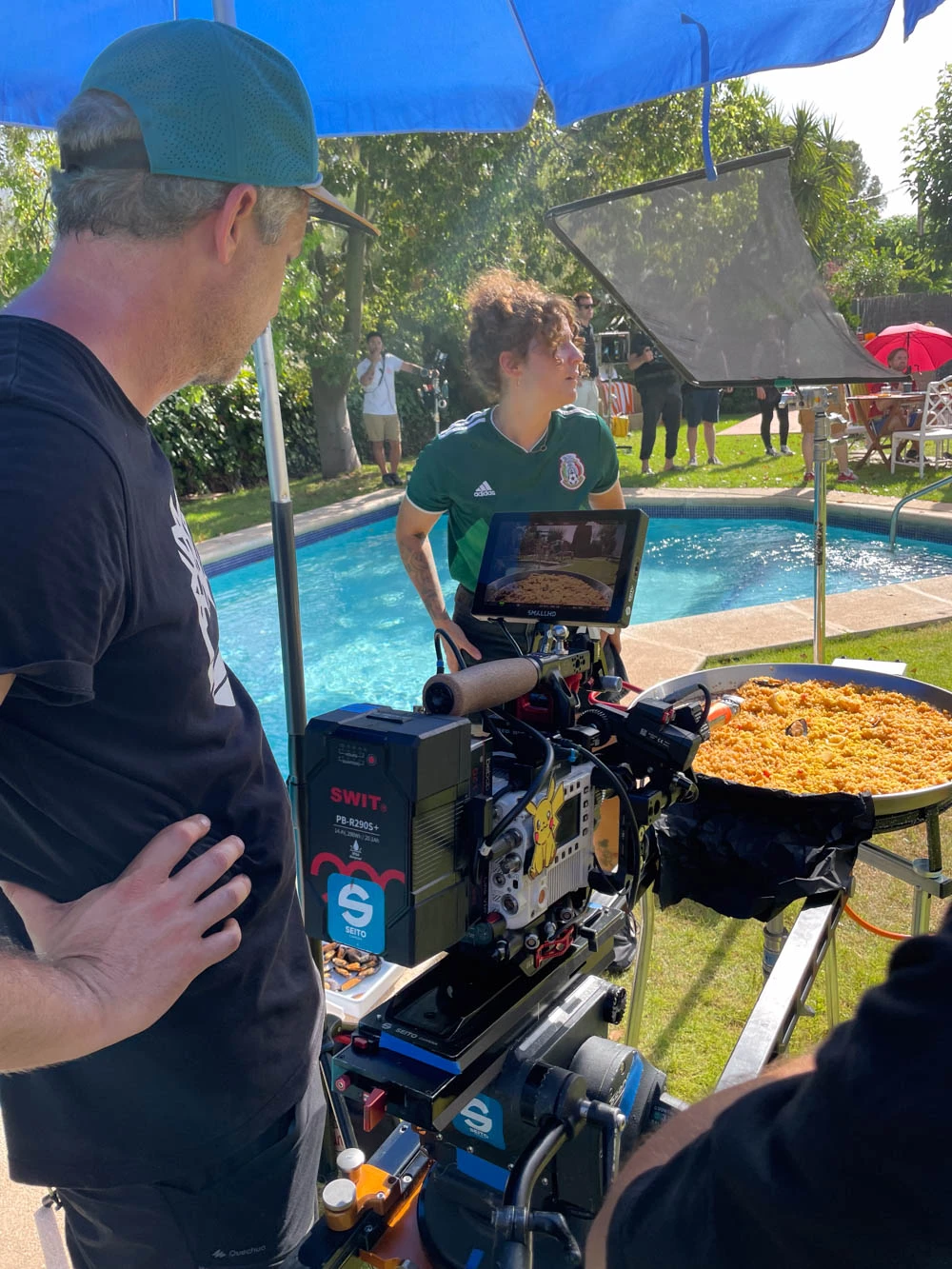 Cámara encuadrando una paella junto a una piscina en un rodaje de alimentación de Glassy Films