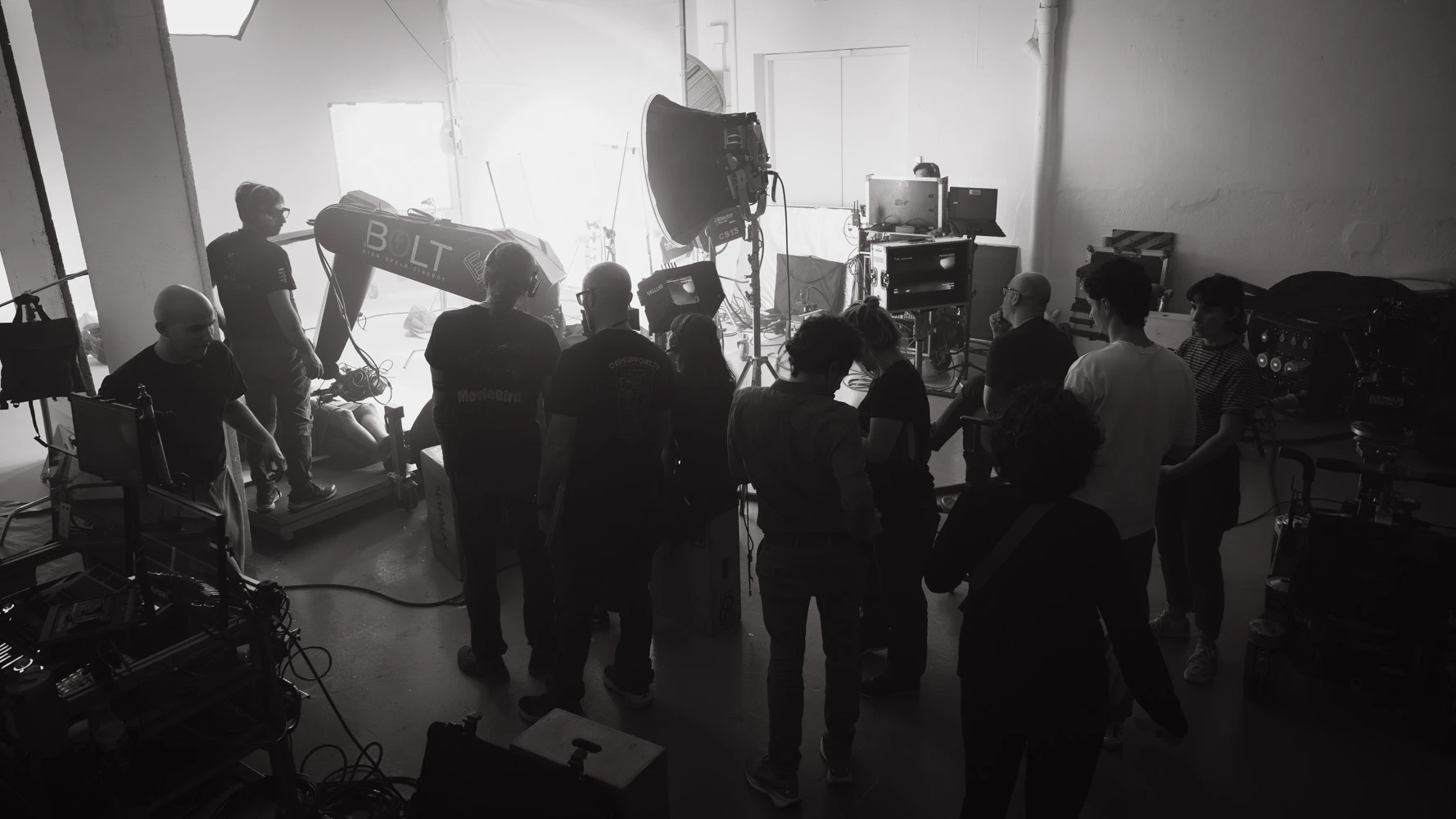 Equipo de Tasty Studio alrededor de un brazo robótico de motion control en el plató