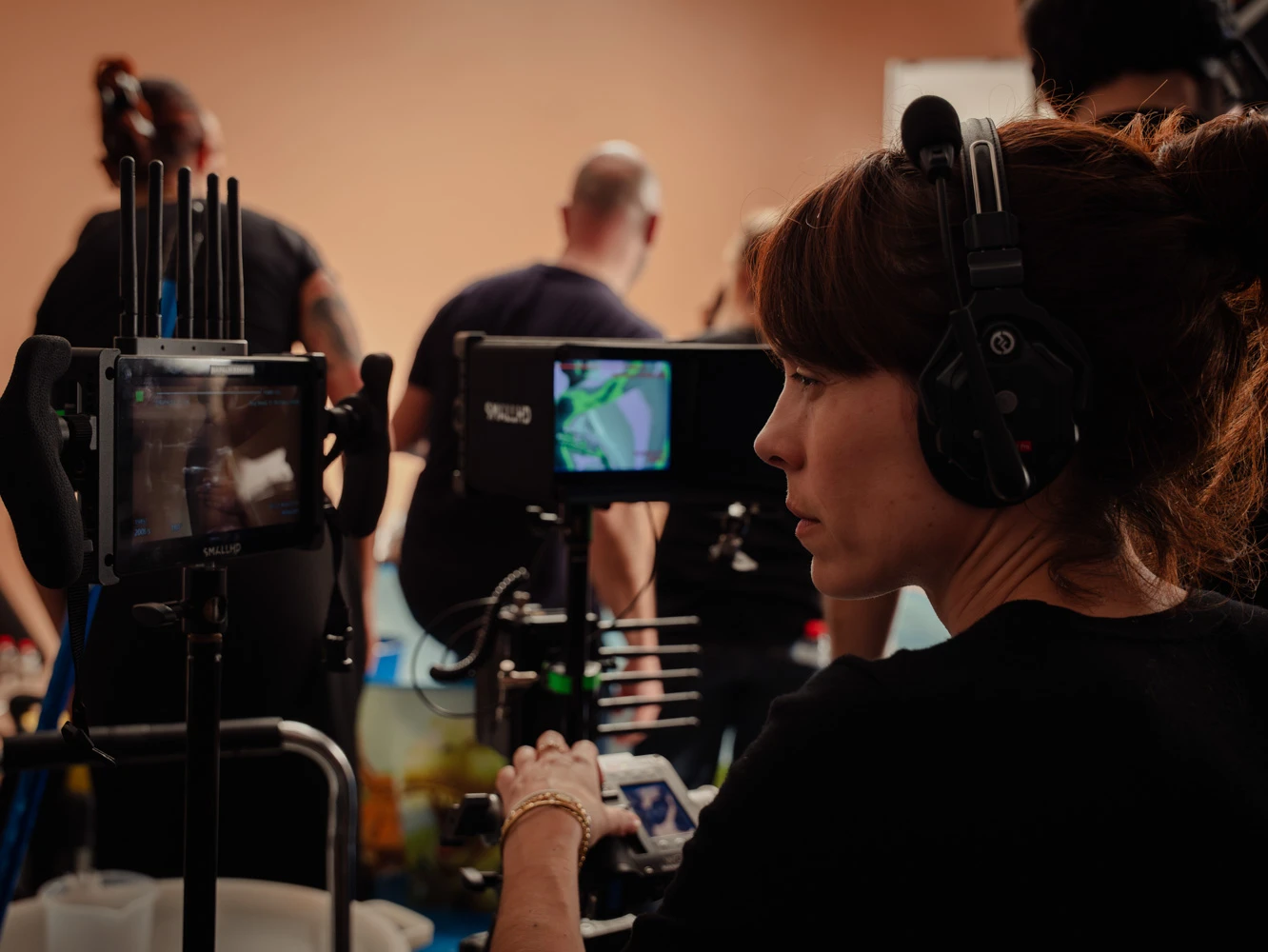 Técnica con auriculares manejando una cabeza remota de cámara en un set de Tasty Studio