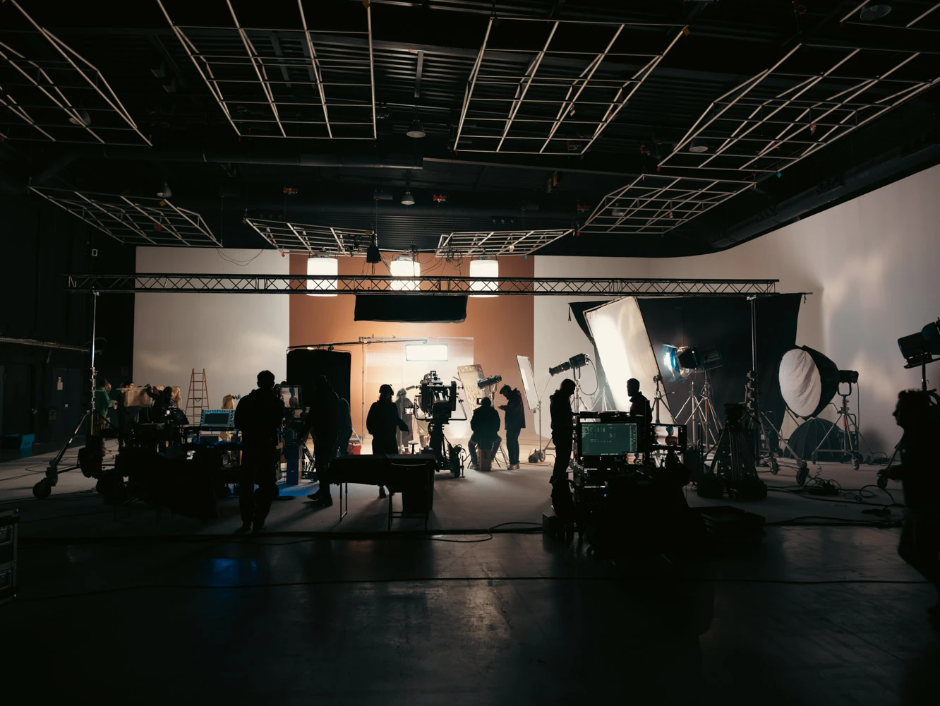 Vista general de un gran plató con el equipo de Glassy Films trabajando a contraluz